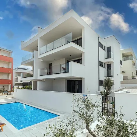 Cozy In Okrug Gornji With Kitchen * Trogir