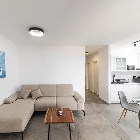 Apartment Cozy In Okrug Gornji With Kitchen