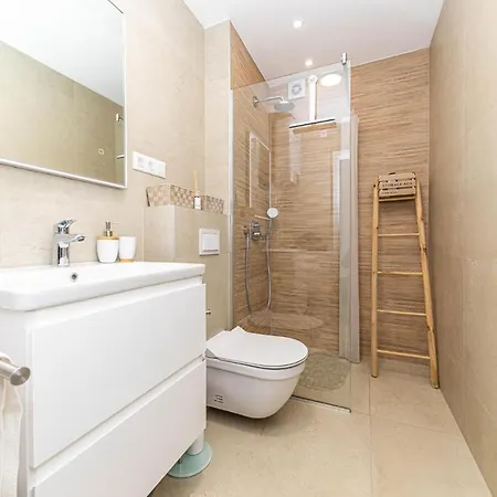 Cozy In Okrug Gornji With Kitchen Apartment