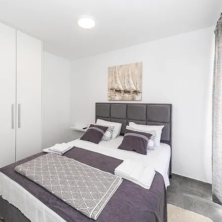 Apartment Cozy In Okrug Gornji With Kitchen Trogir